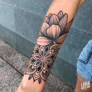 tatuaje_brazo_flores_hornamental_logiabarcelona_toni_dimoni   